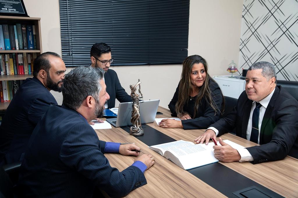 Právník poskytující konzultaci